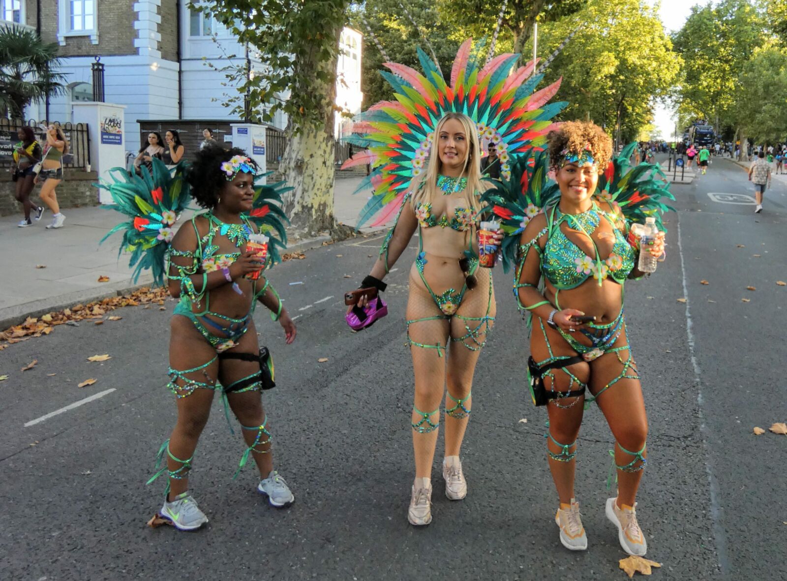 Freche Blondine im Karneval.