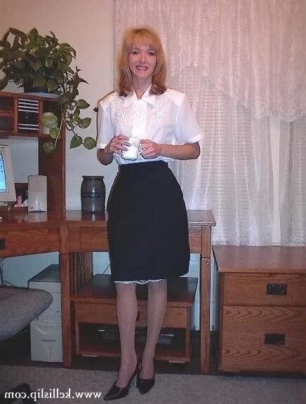SG White Bluse, schwarzer Rock, weißer Slip im Büro