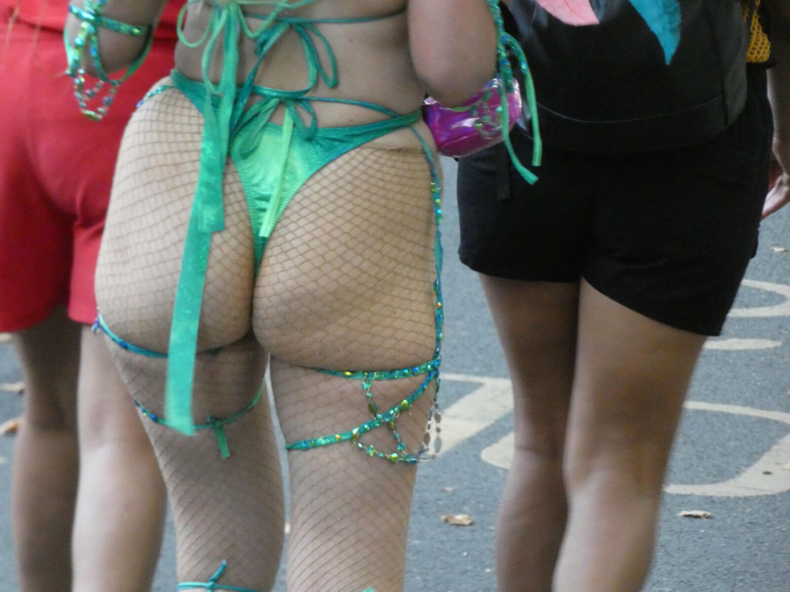 Freche Blondine im Karneval.