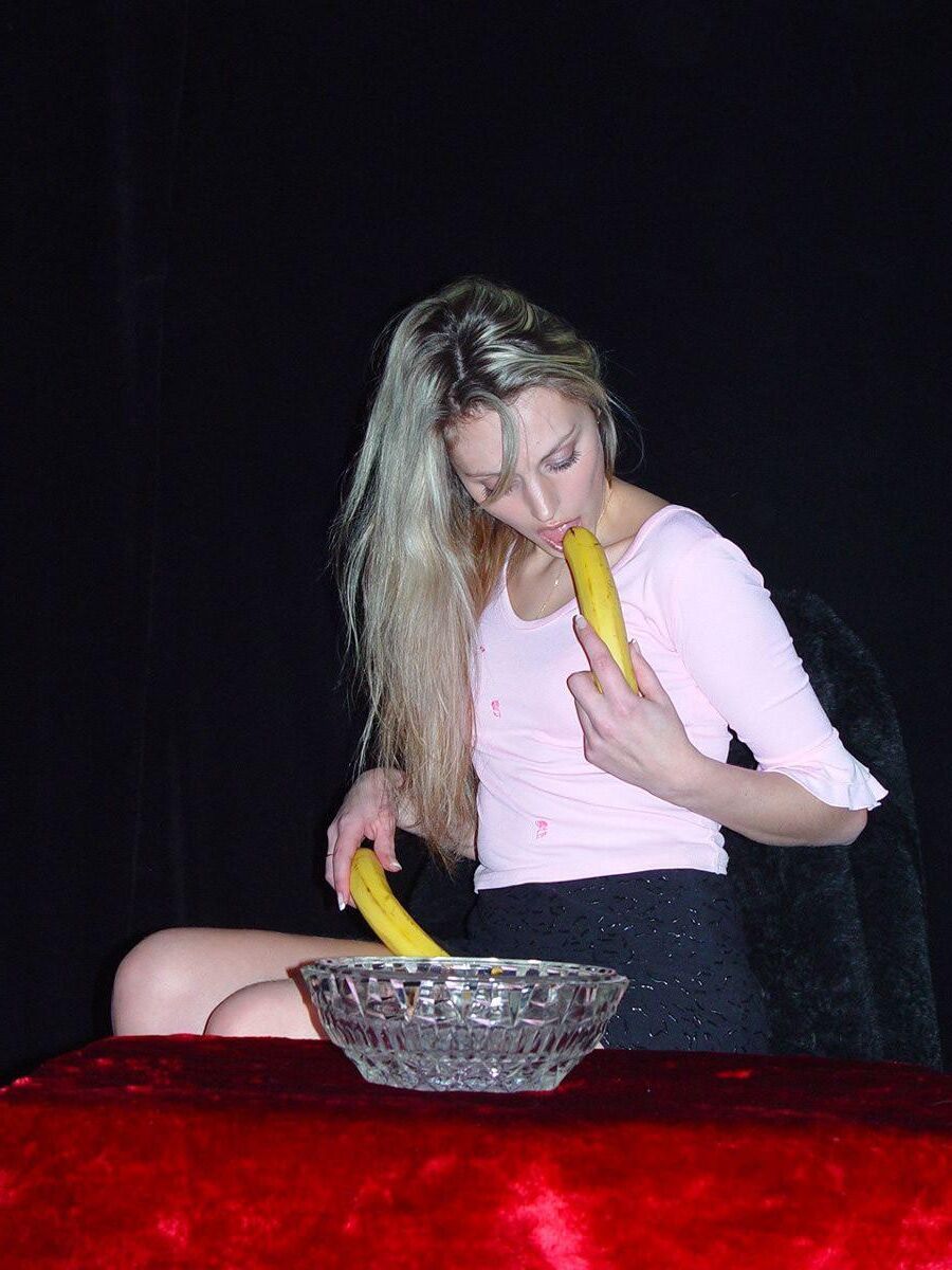Sexy Blond Play with Fruit