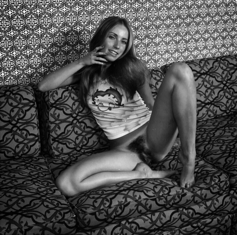Chatte noire et blanc chatte assise