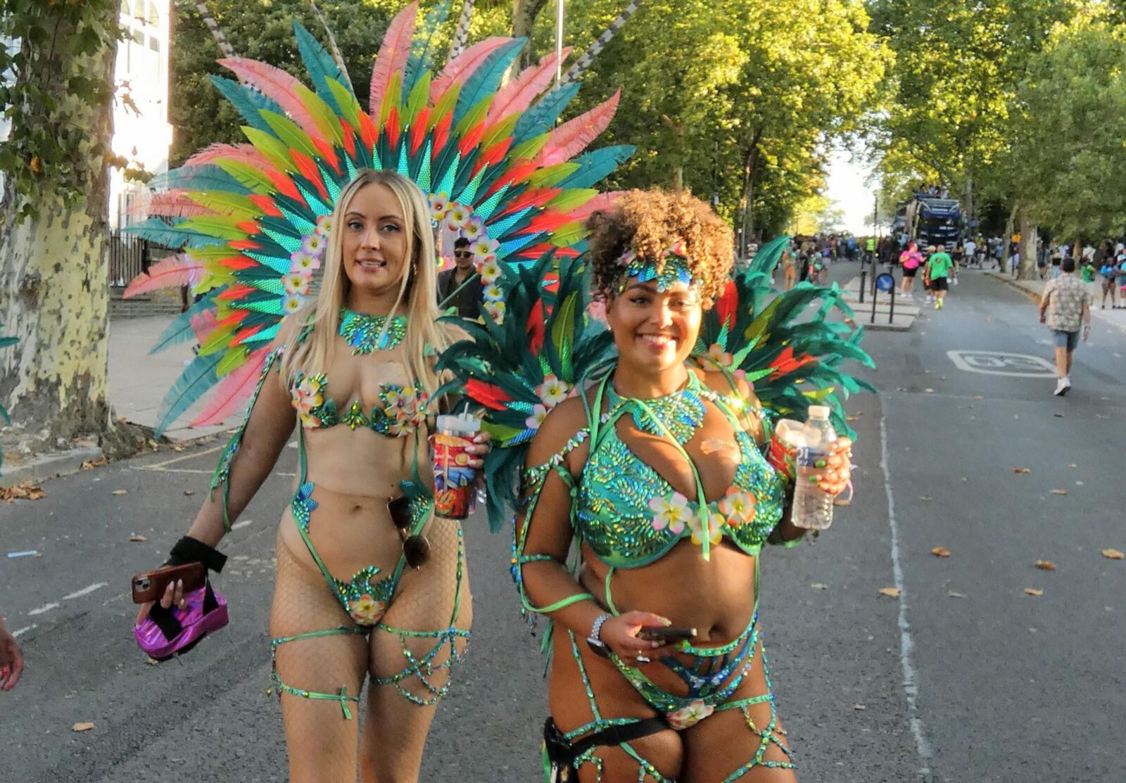 Freche Blondine im Karneval.