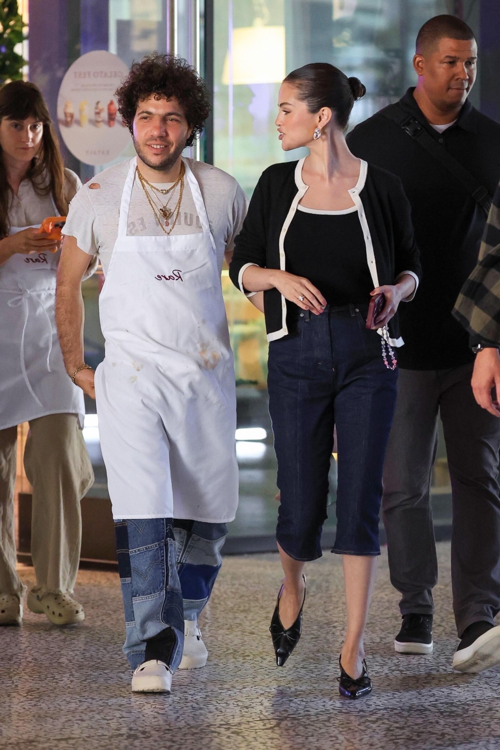 Selena Gomez y Benny Blanco partiendo de una clase de cocina