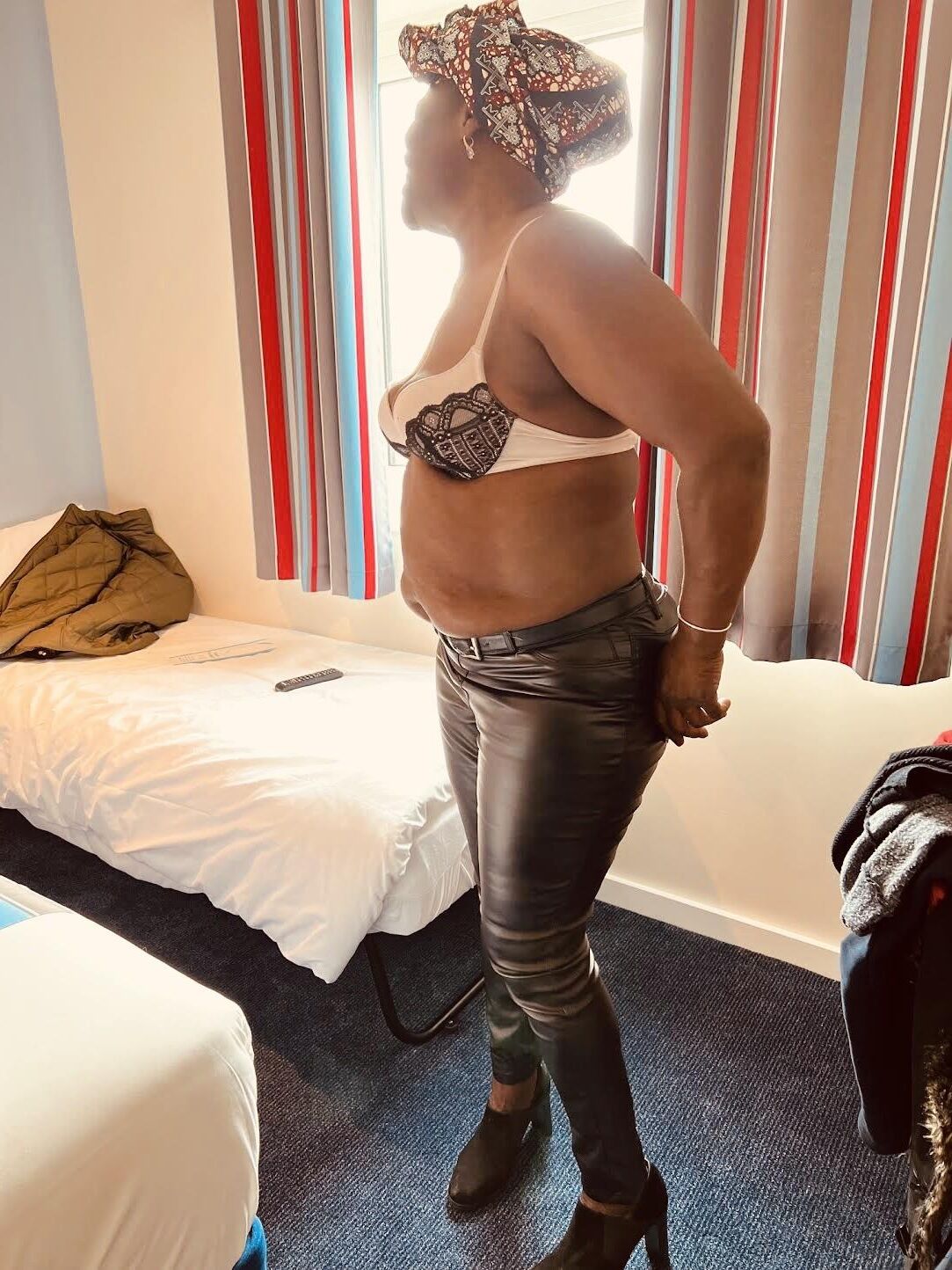 Schwarzer Gilf mit sexy Füßen