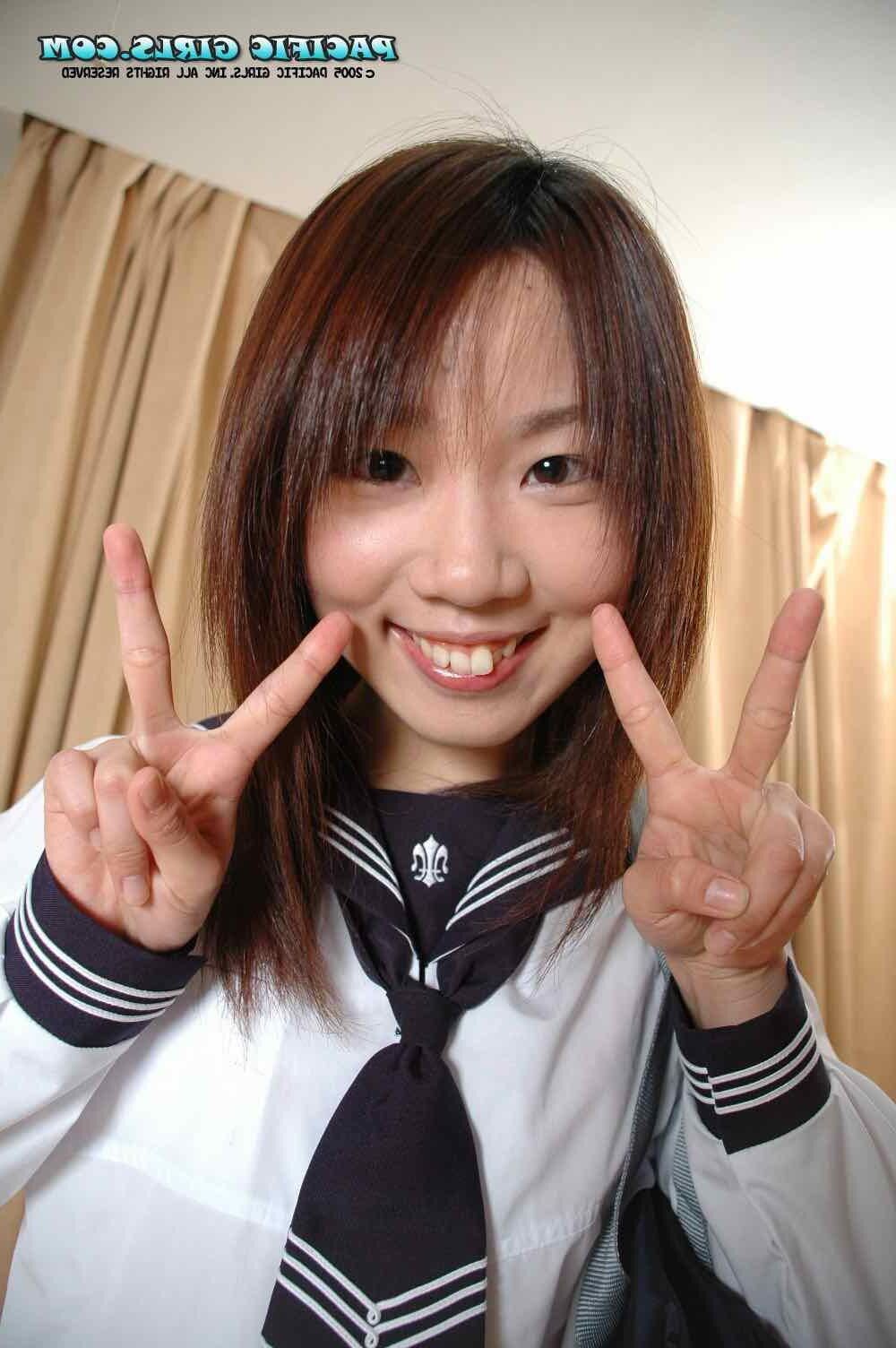 Pacificgirls Misato spielt herum