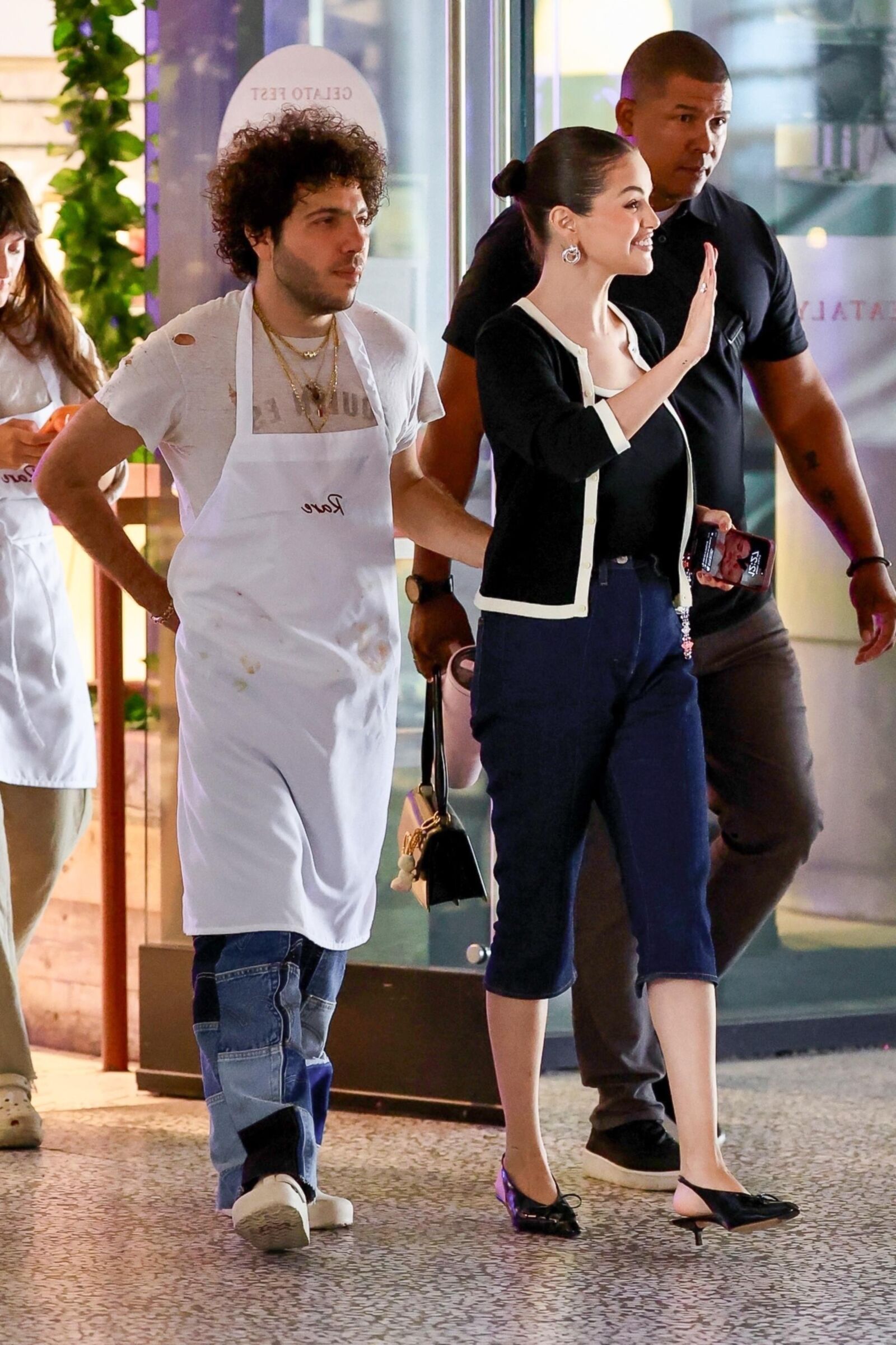 Selena Gomez y Benny Blanco partiendo de una clase de cocina