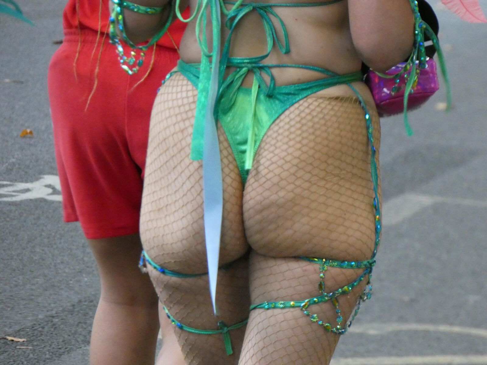 Freche Blondine im Karneval.