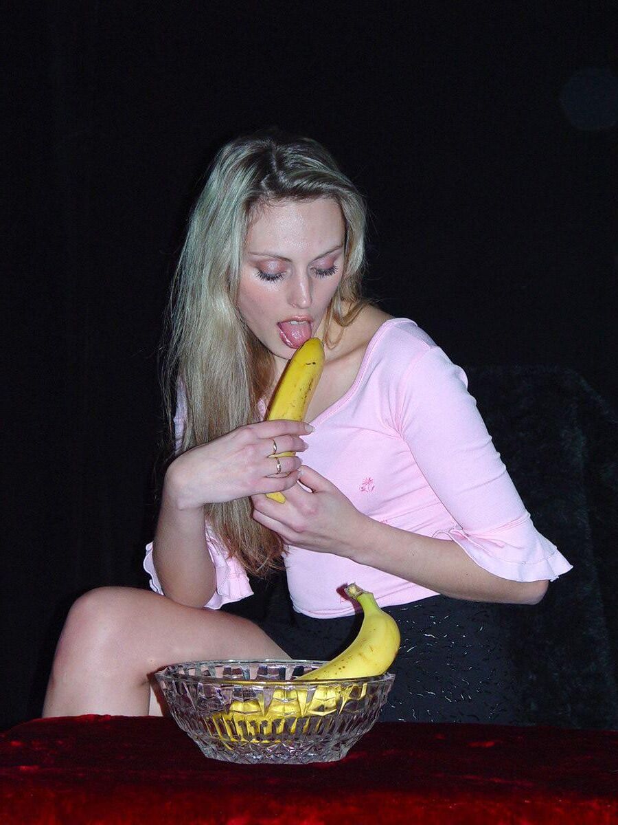 Sexy Blond Play with Fruit