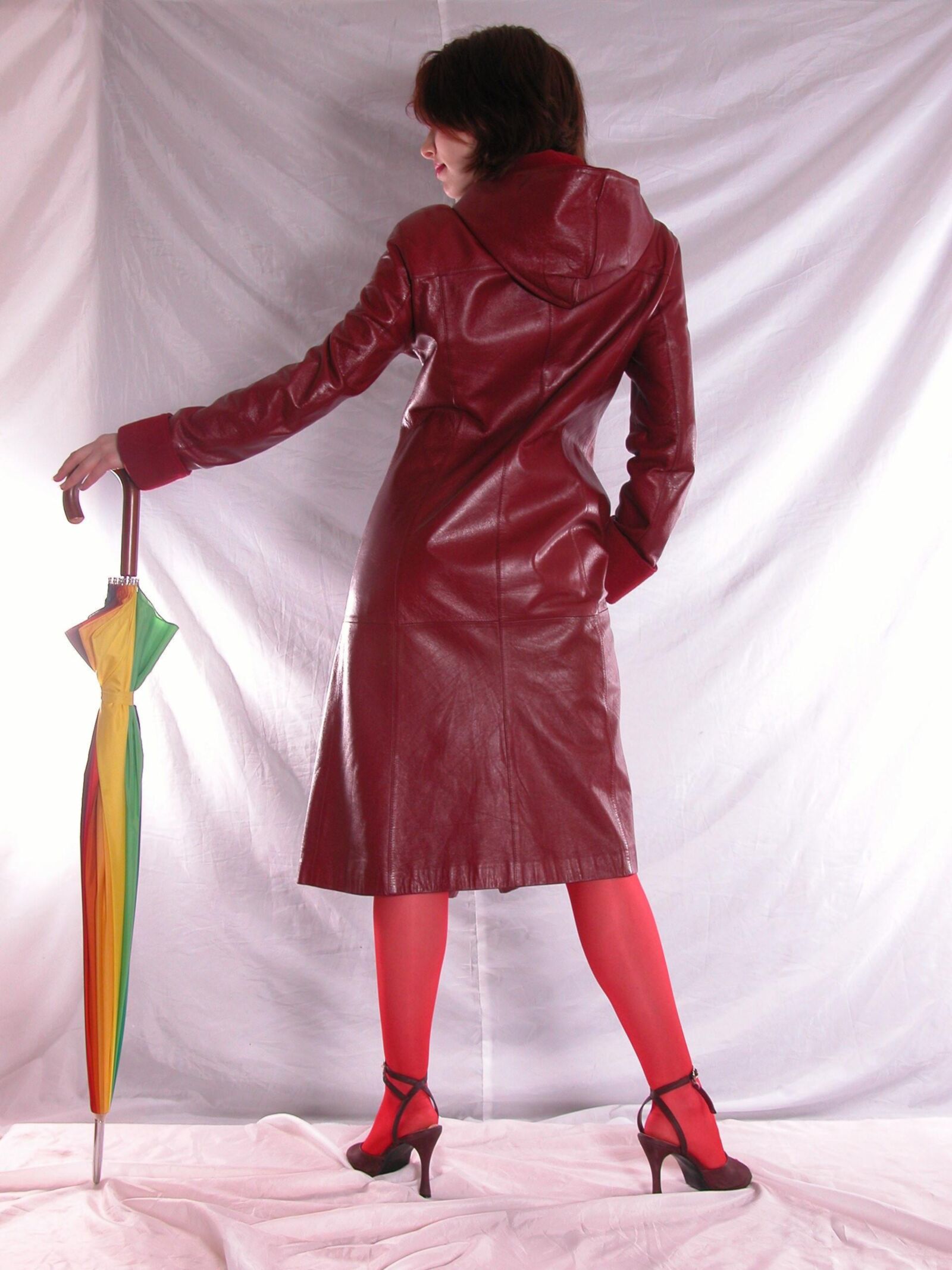 Jackie en manteau en cuir rouge