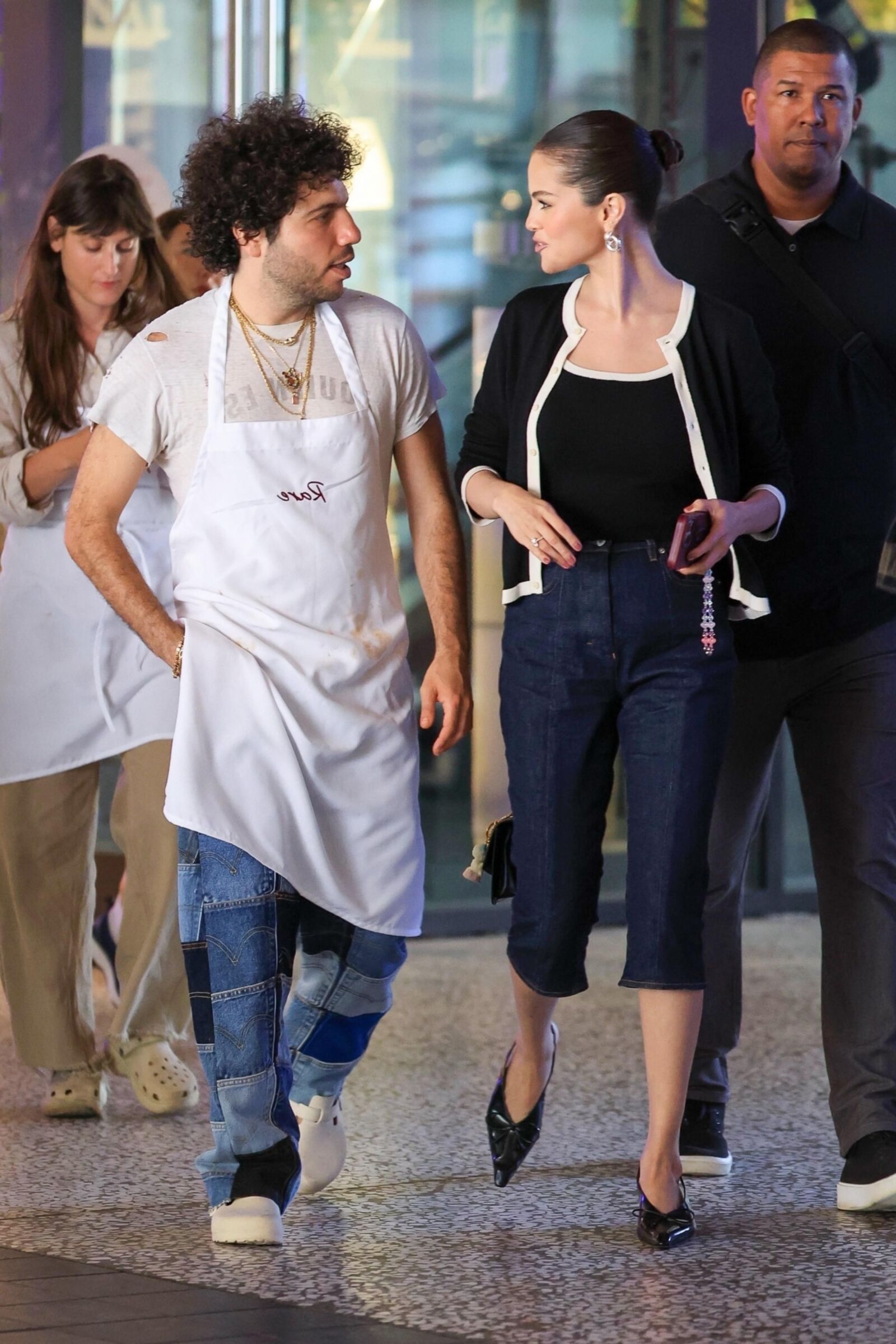 Selena Gomez y Benny Blanco partiendo de una clase de cocina