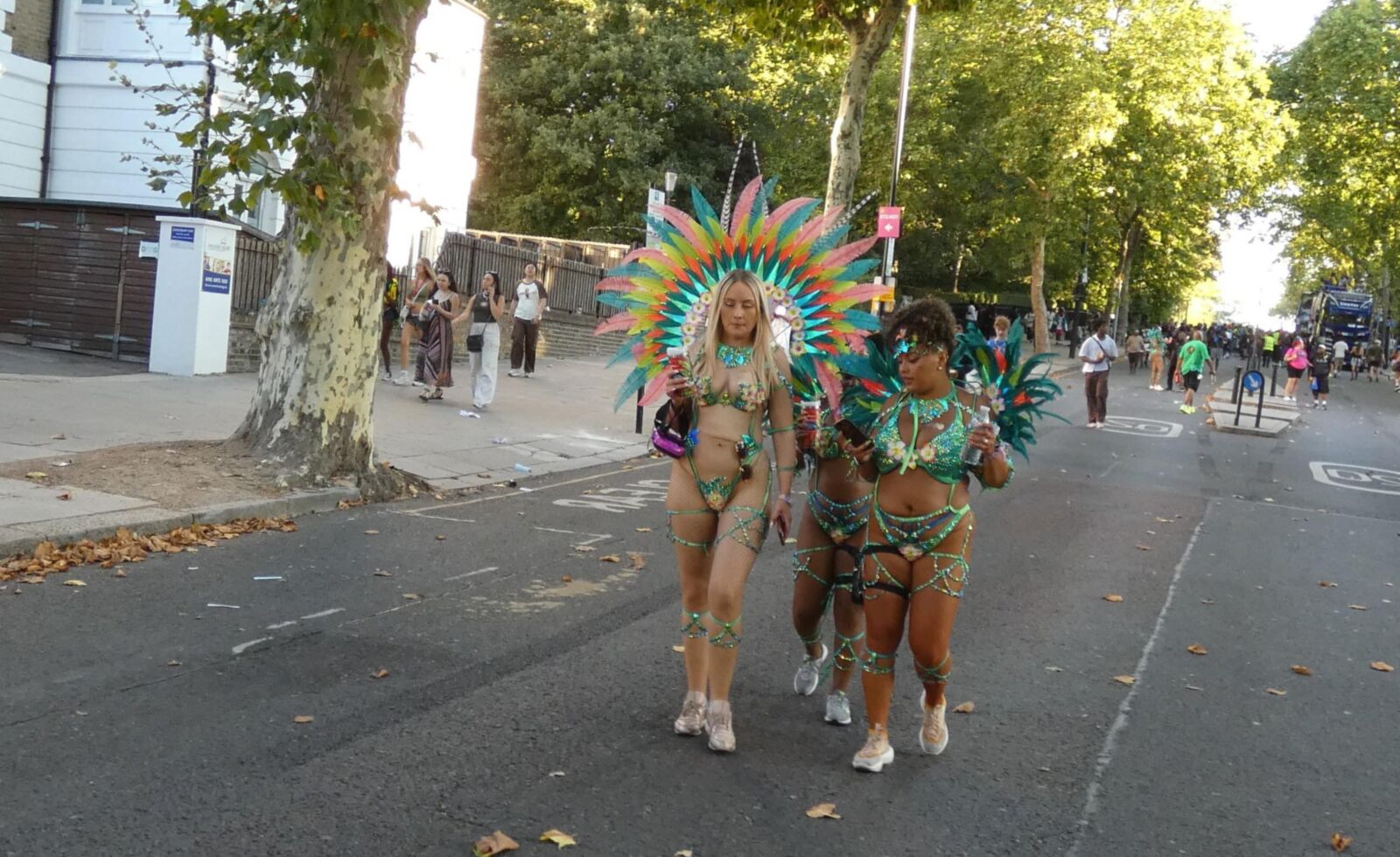 Freche Blondine im Karneval.