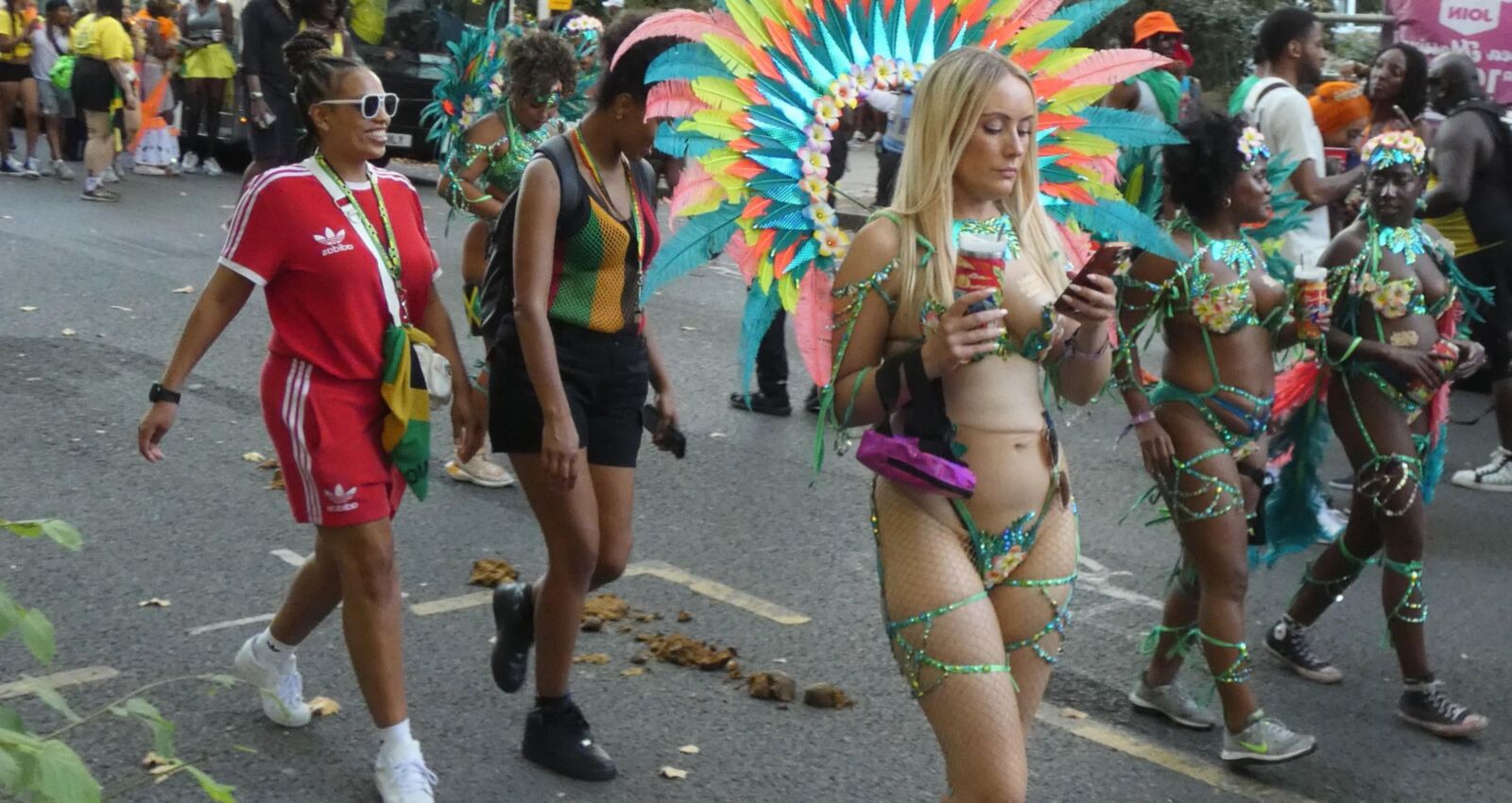 Freche Blondine im Karneval.
