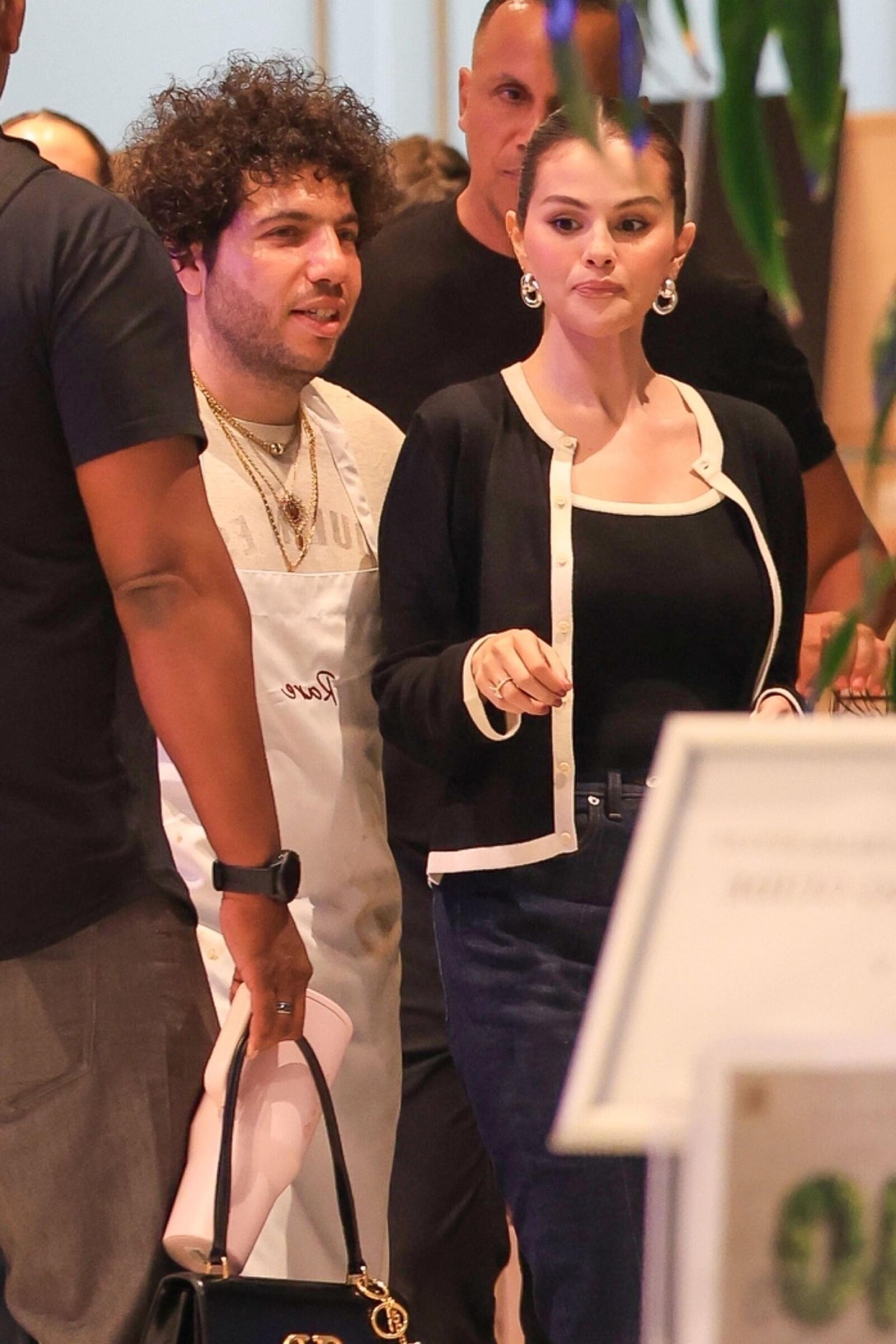 Selena Gomez y Benny Blanco partiendo de una clase de cocina