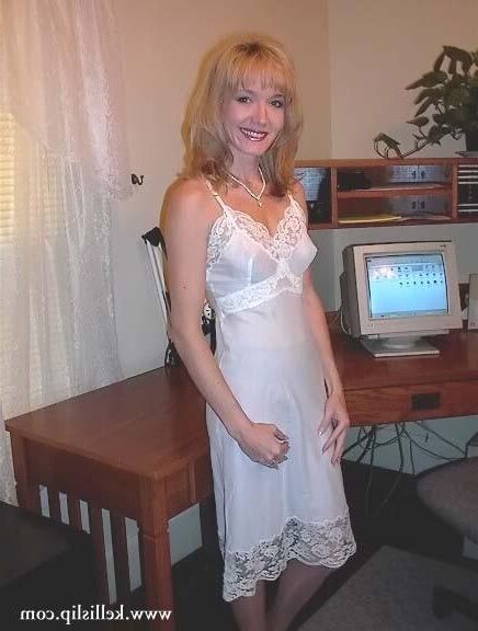 SG White Bluse, schwarzer Rock, weißer Slip im Büro