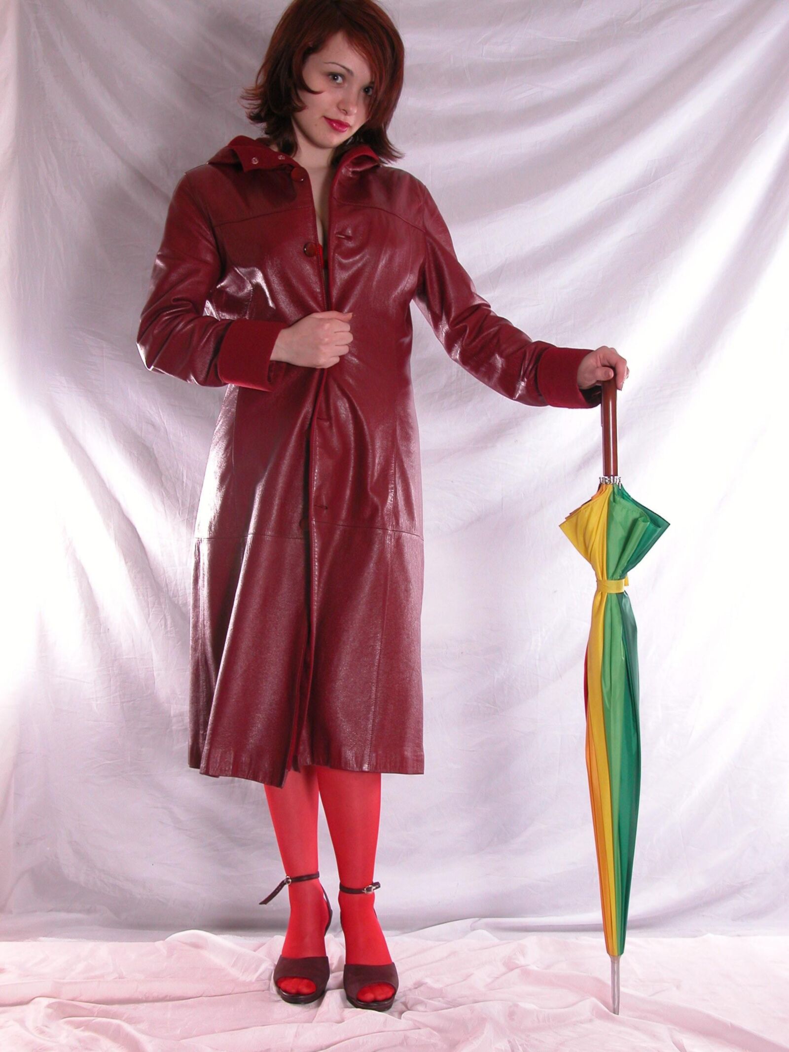 Jackie en manteau en cuir rouge