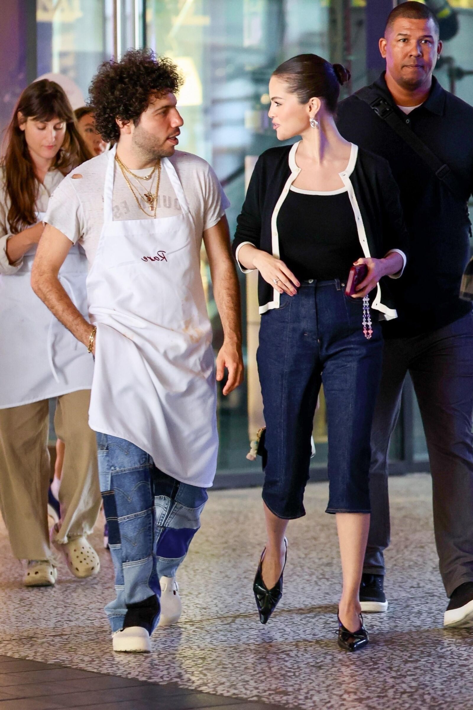 Selena Gomez y Benny Blanco partiendo de una clase de cocina