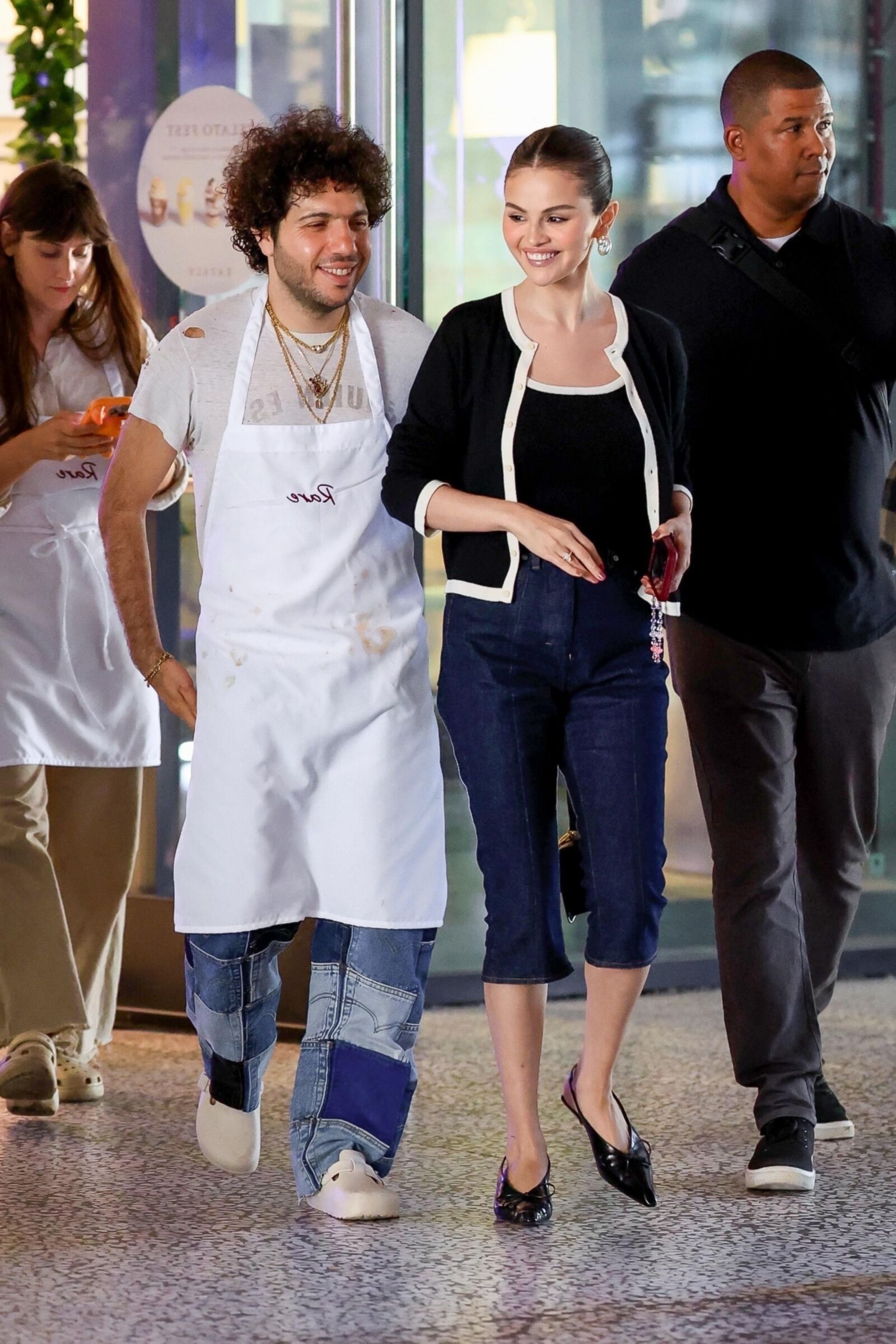 Selena Gomez y Benny Blanco partiendo de una clase de cocina