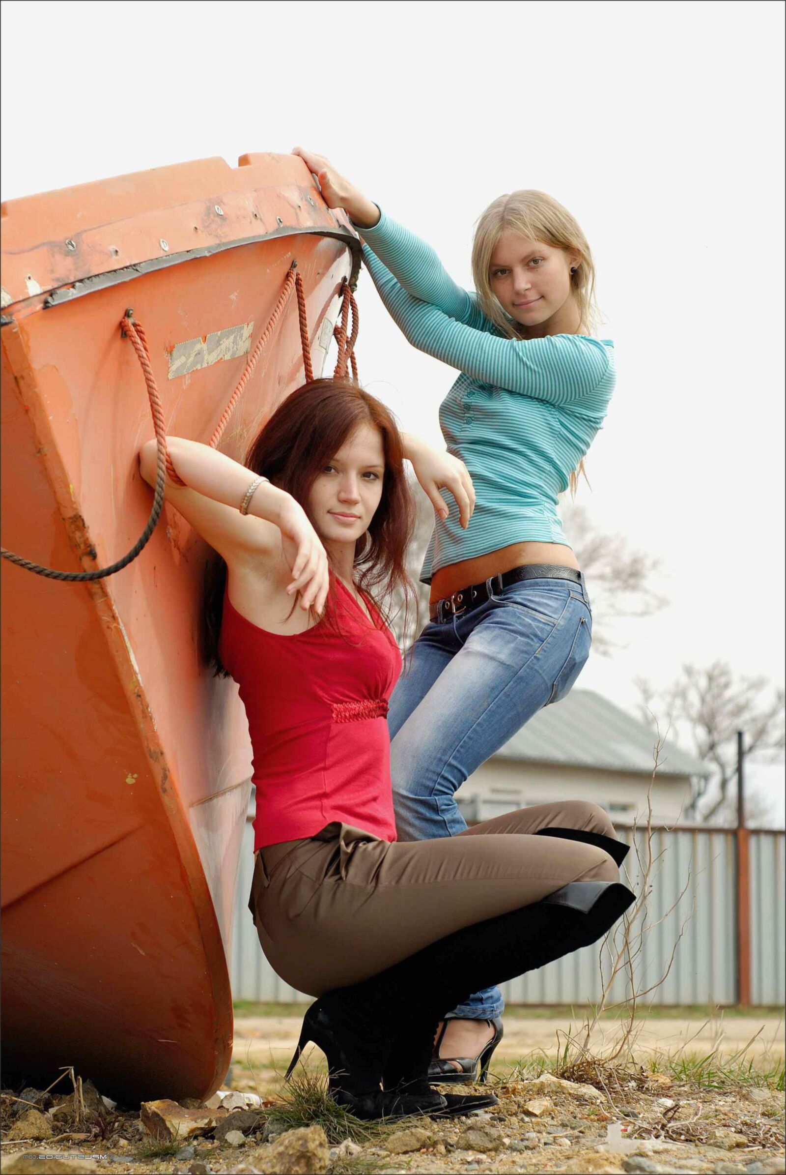 MPLStudios YALENA and CAMILLE Postcards from the edge (NN)