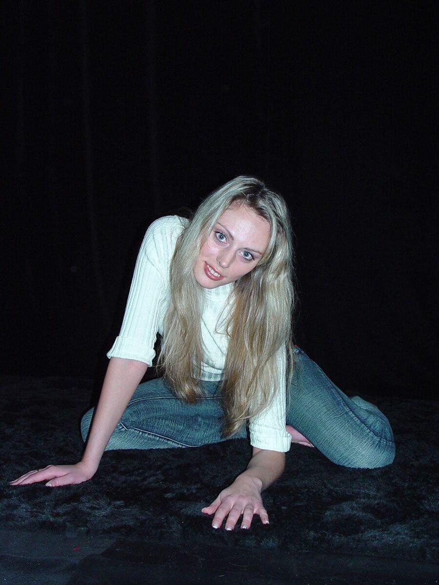 Blond in Jeans Pans
