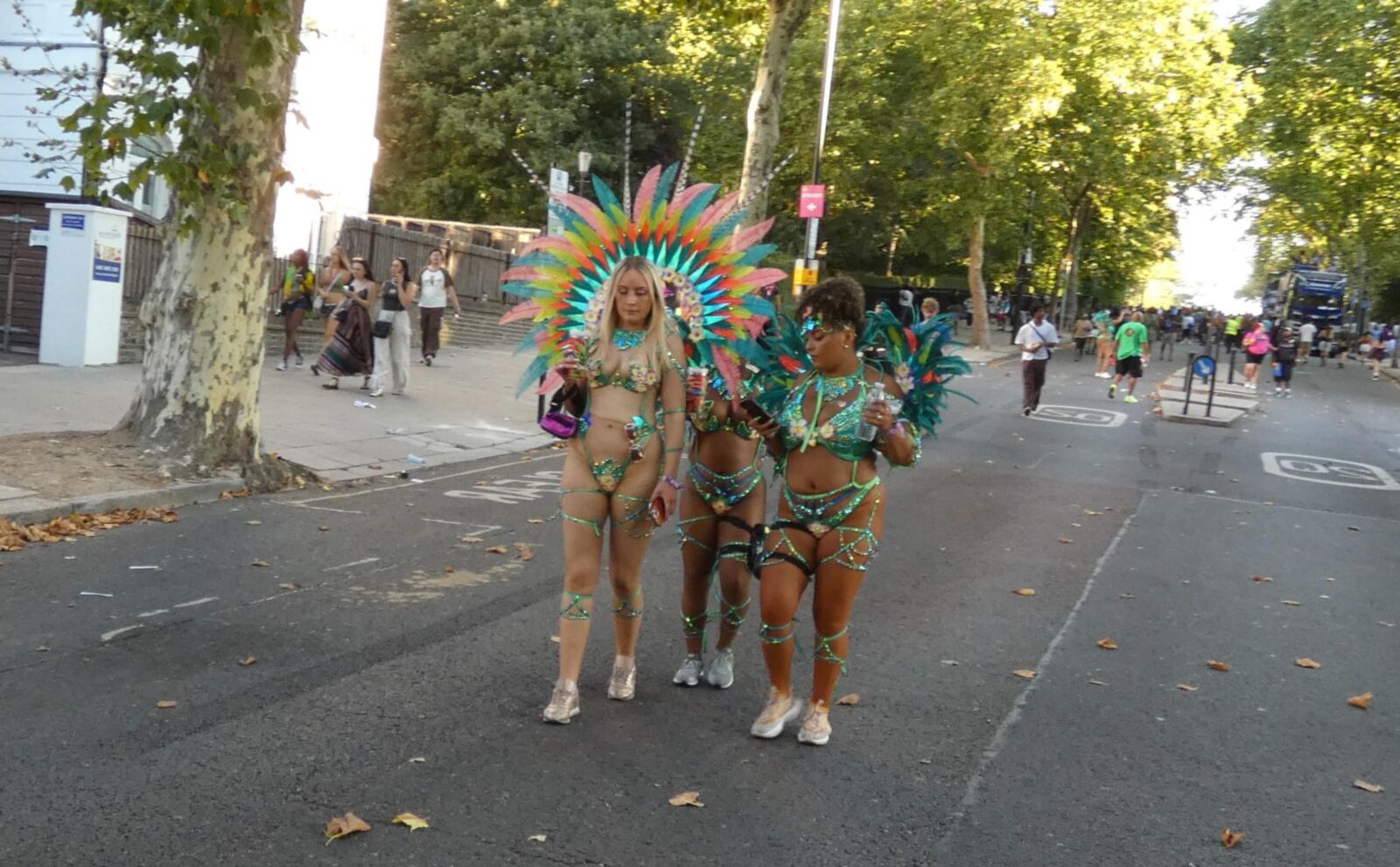 Freche Blondine im Karneval.