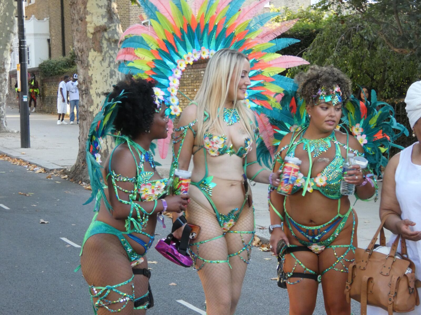 Freche Blondine im Karneval.