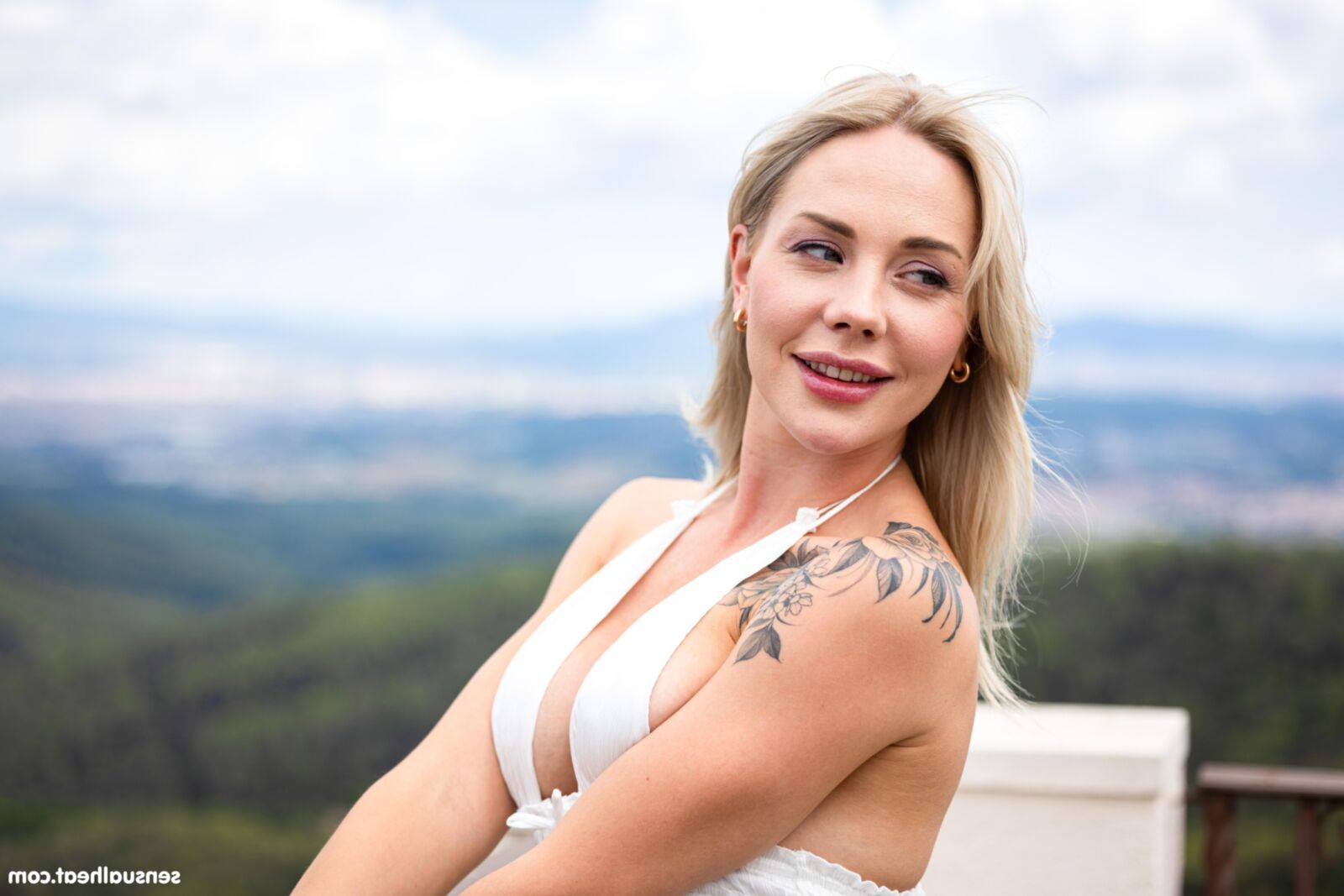 Angie Lynx yo Pussy pleasure on the sofa