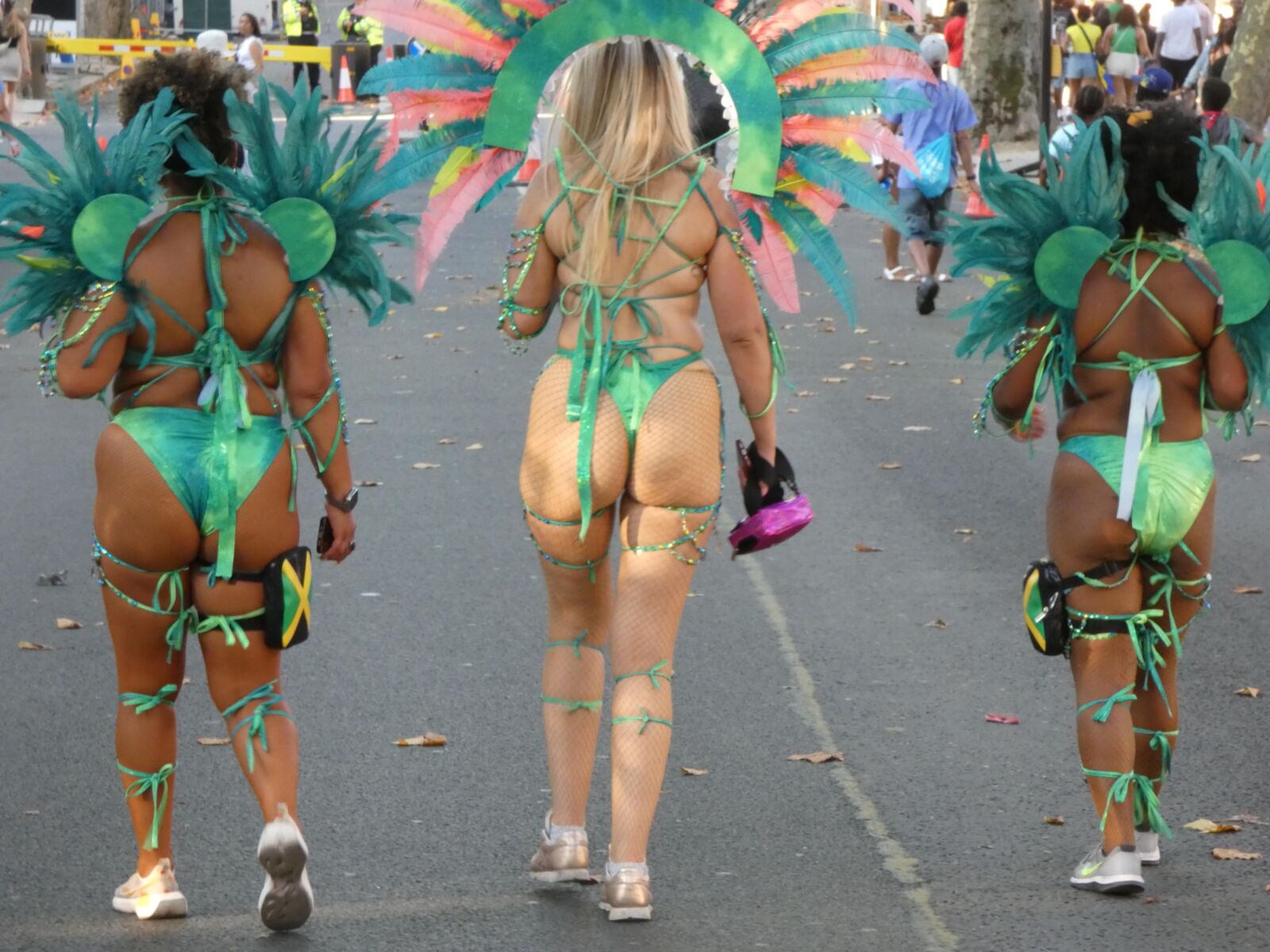 Freche Blondine im Karneval.