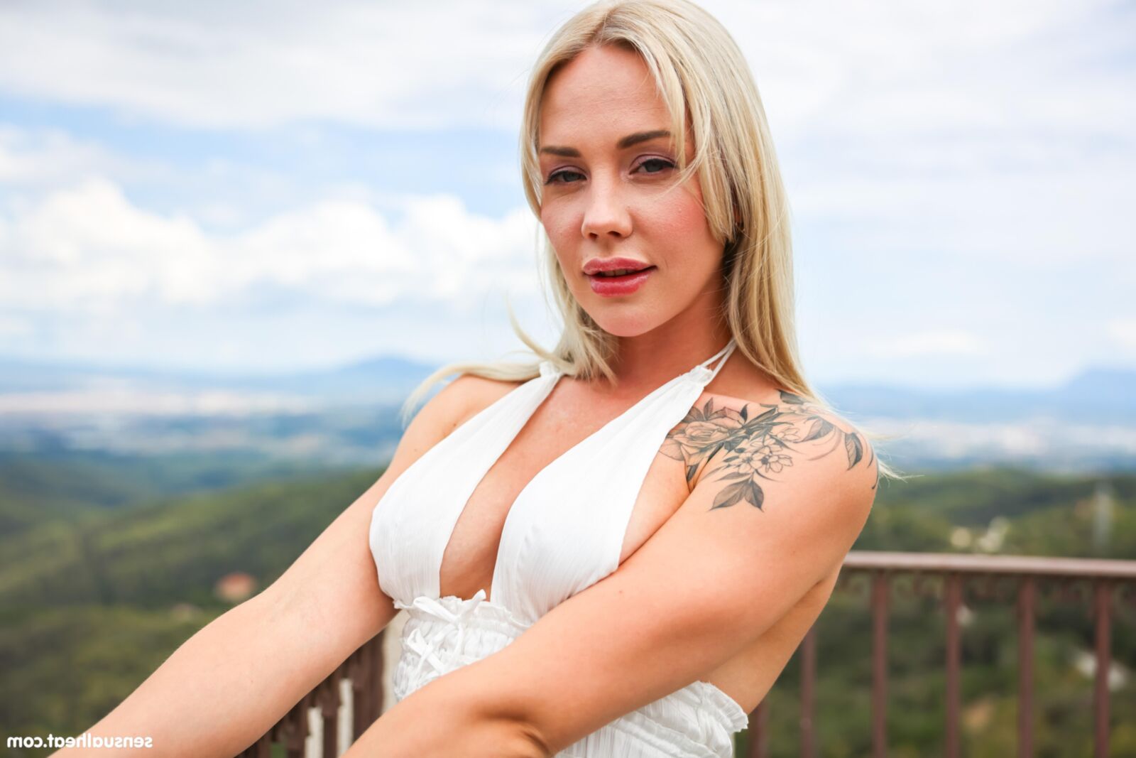 Angie Lynx yo Pussy pleasure on the sofa