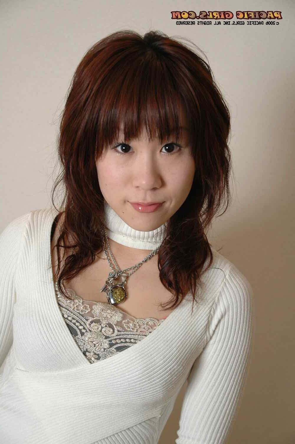 Pacificgirls Risuko gekleidet und ausgezogen