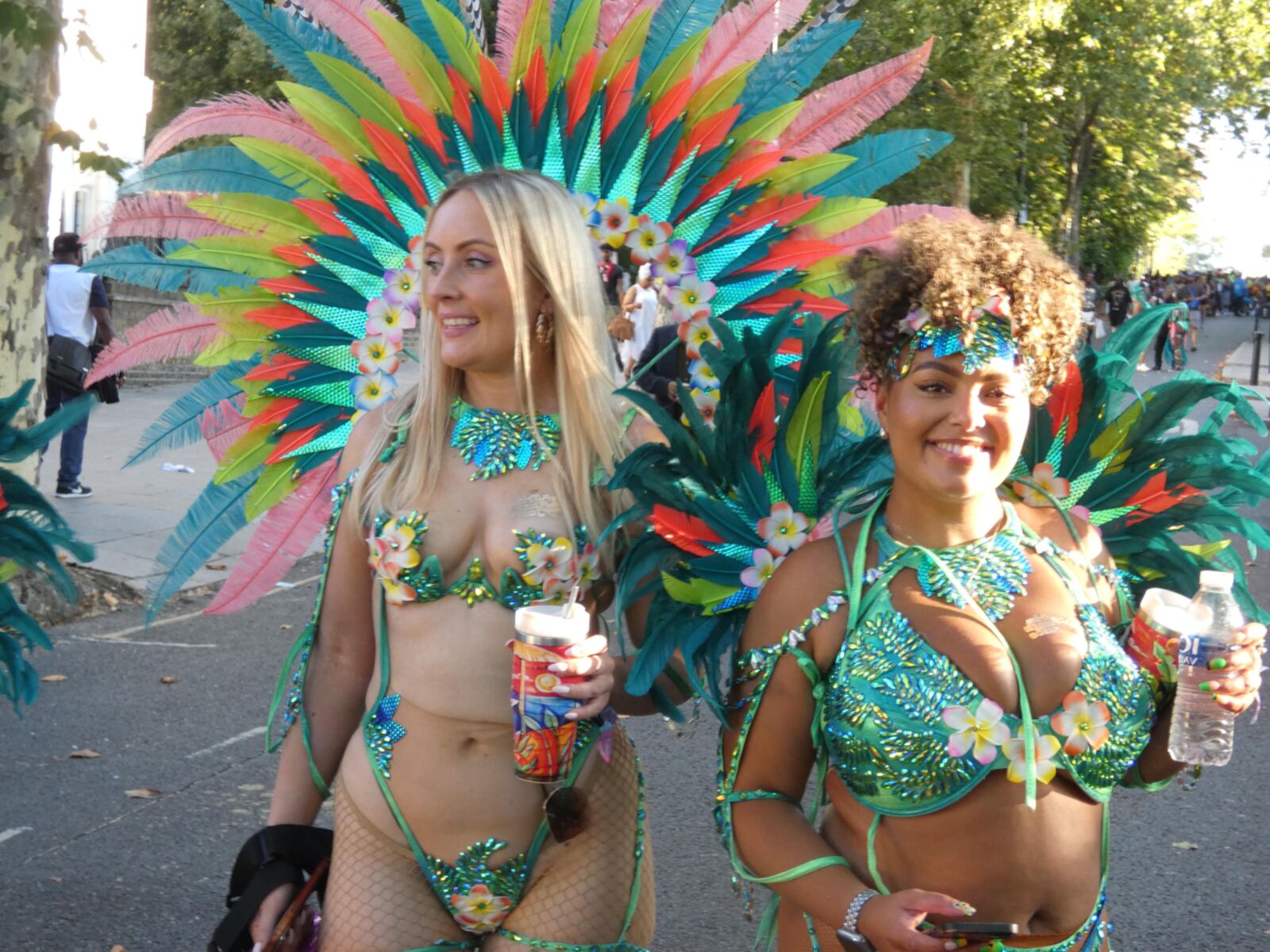 Freche Blondine im Karneval.