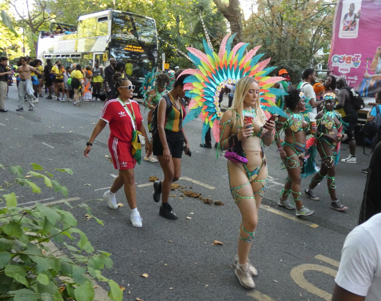 Freche Blondine im Karneval.