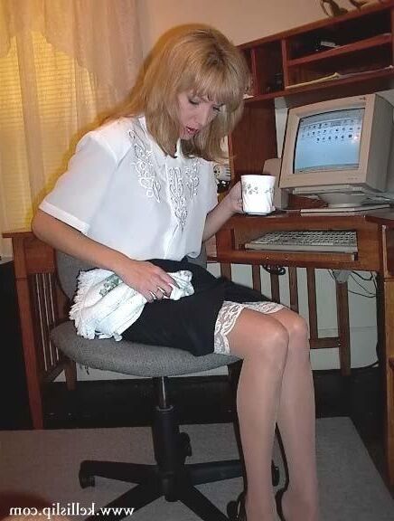 SG White Bluse, schwarzer Rock, weißer Slip im Büro