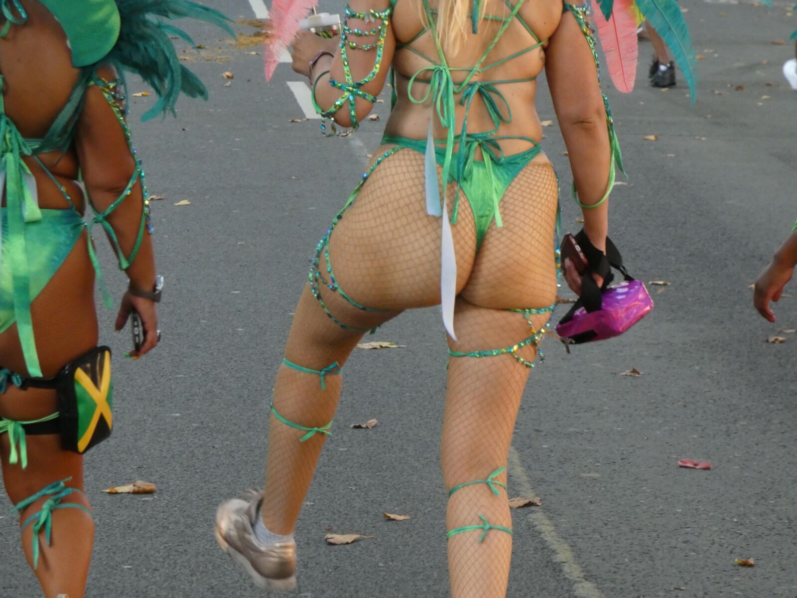 Freche Blondine im Karneval.
