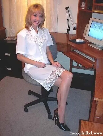 SG White Bluse, schwarzer Rock, weißer Slip im Büro