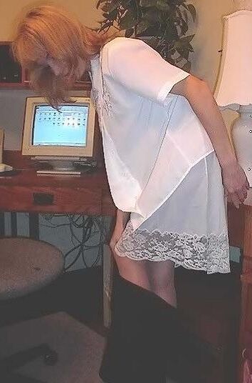 SG White Bluse, schwarzer Rock, weißer Slip im Büro