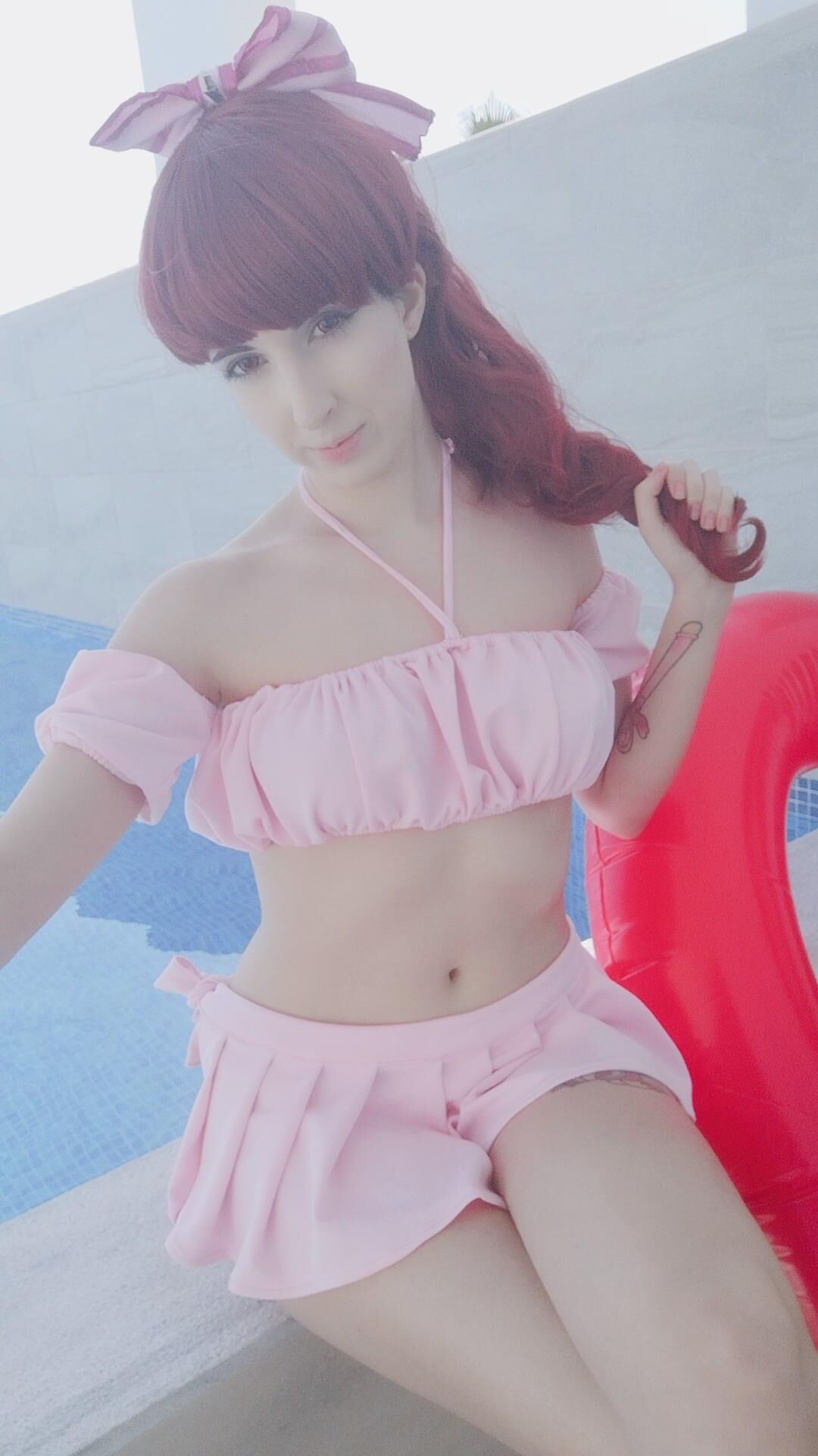 Tiras de puta de cosplay de pelirroja pálida