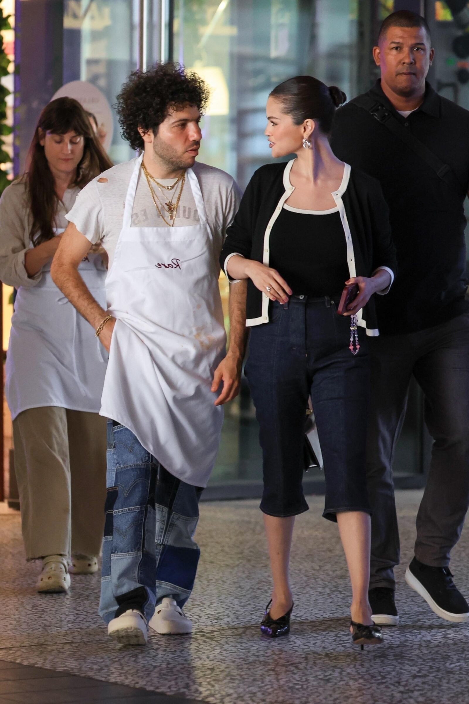 Selena Gomez y Benny Blanco partiendo de una clase de cocina