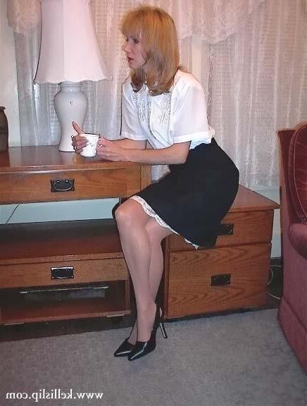 SG White Bluse, schwarzer Rock, weißer Slip im Büro
