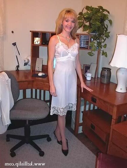 SG White Bluse, schwarzer Rock, weißer Slip im Büro