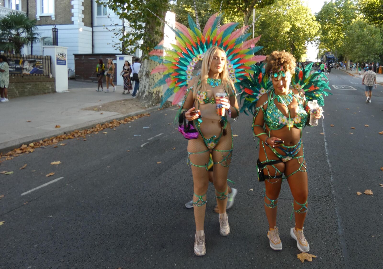 Freche Blondine im Karneval.