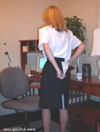 SG White Bluse, schwarzer Rock, weißer Slip im Büro