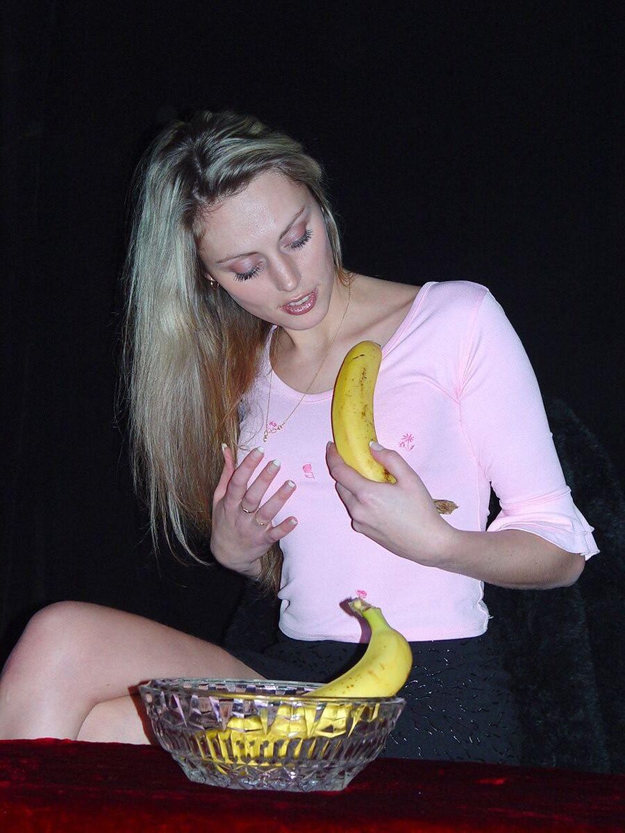 Sexy Blond Play with Fruit