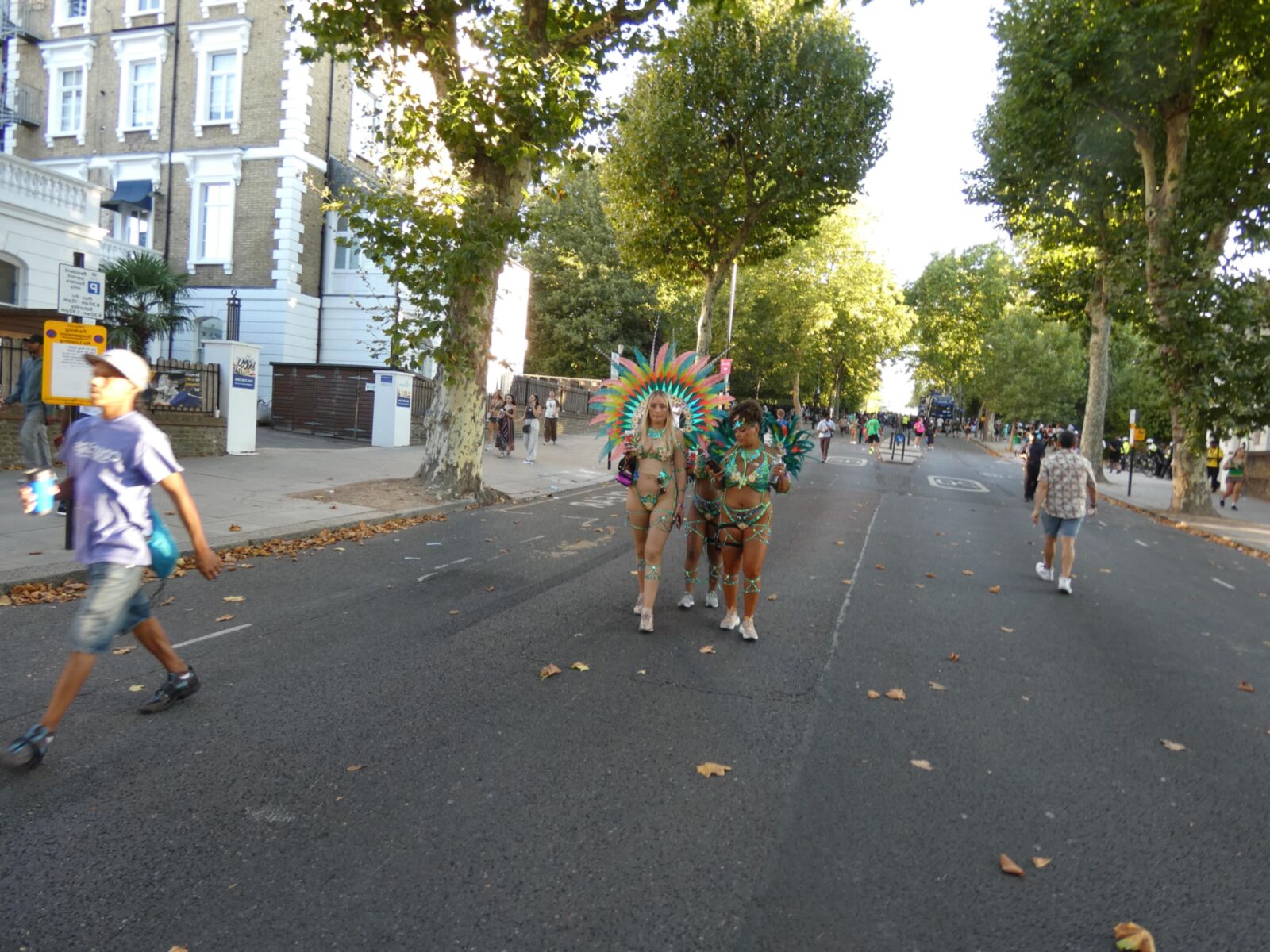 Freche Blondine im Karneval.