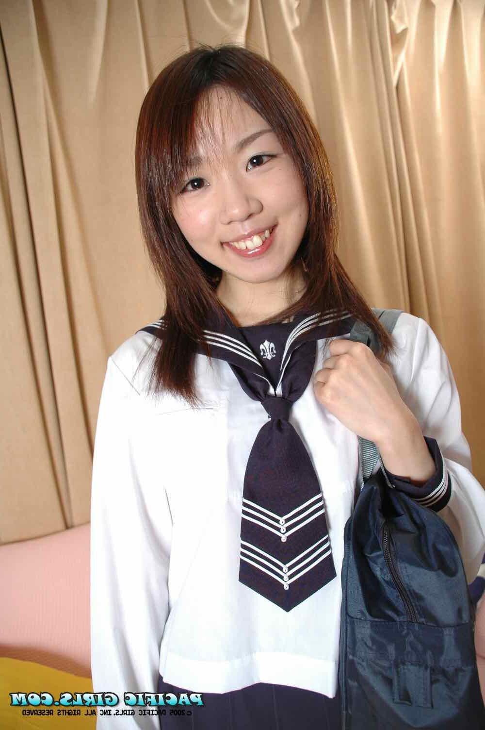 Pacificgirls Misato spielt herum