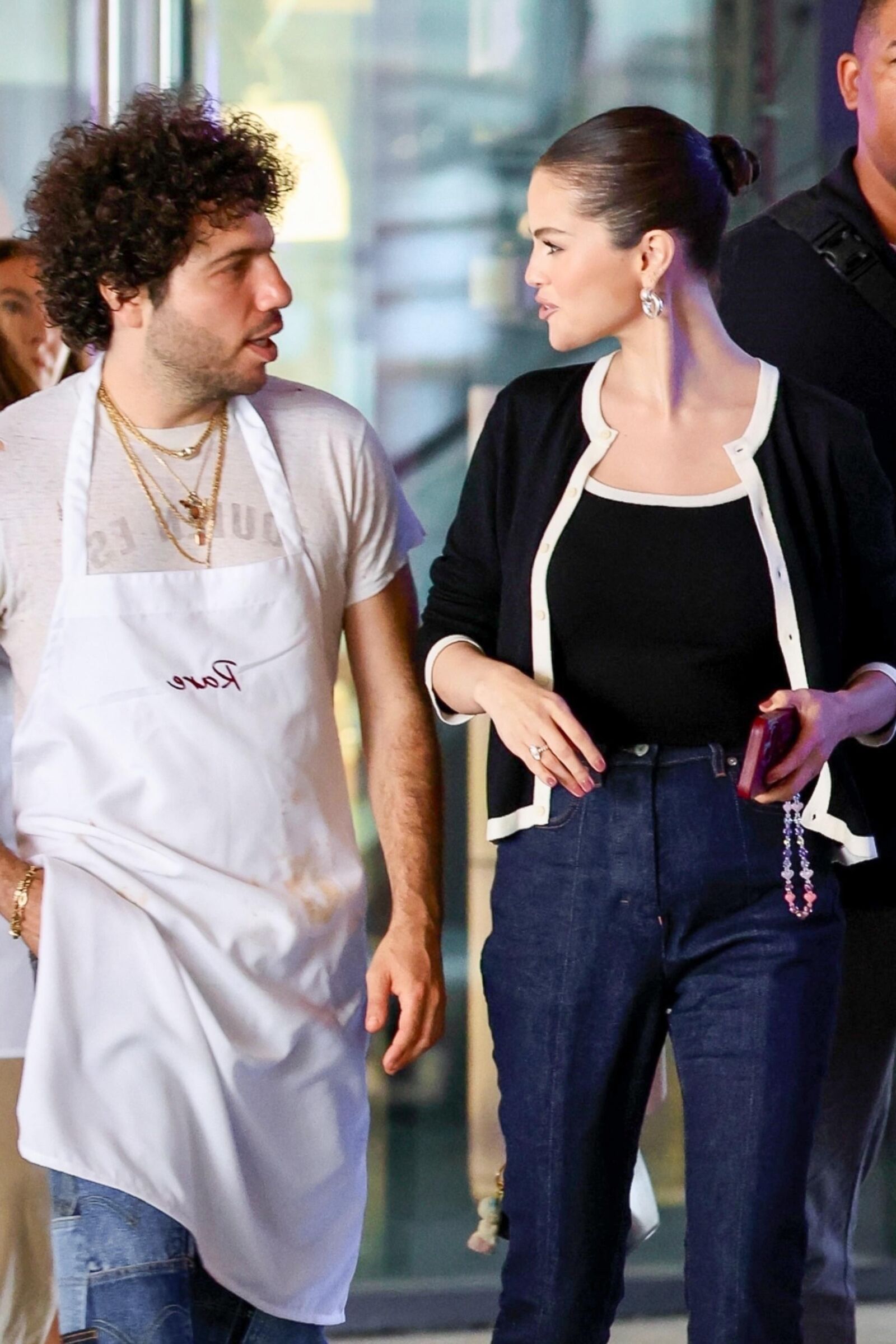Selena Gomez y Benny Blanco partiendo de una clase de cocina