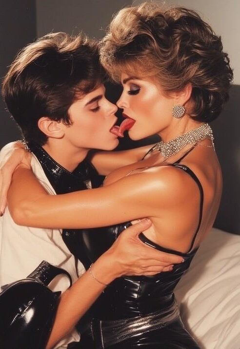 Кожаная женщина с Femboy