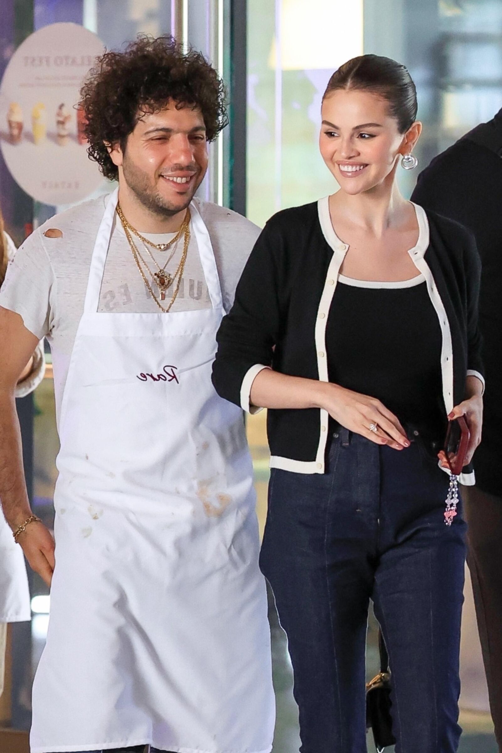 Selena Gomez y Benny Blanco partiendo de una clase de cocina
