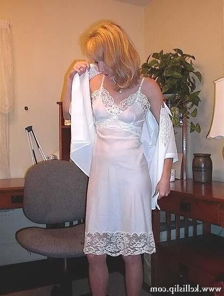 SG White Bluse, schwarzer Rock, weißer Slip im Büro