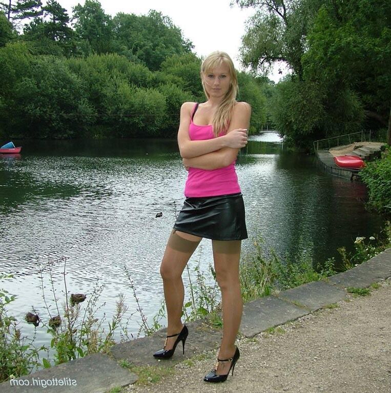 Alexis sexy Legs and Leather Skirt 