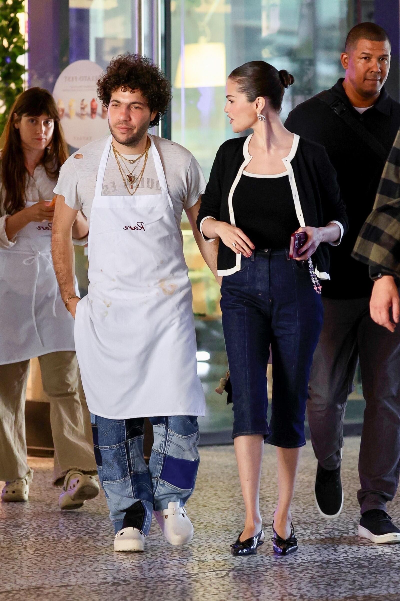 Selena Gomez y Benny Blanco partiendo de una clase de cocina